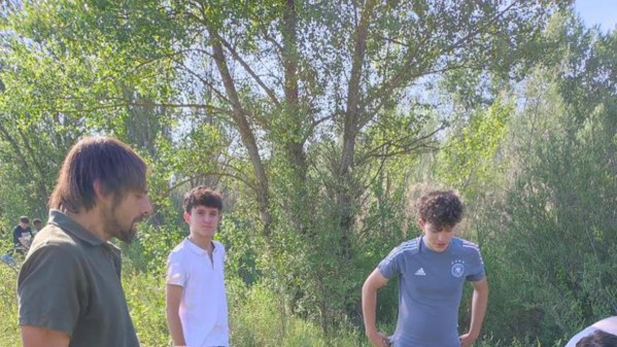 Els escolars van plantar arbres en un bosc de ribera. - FORESTAL CATALANA