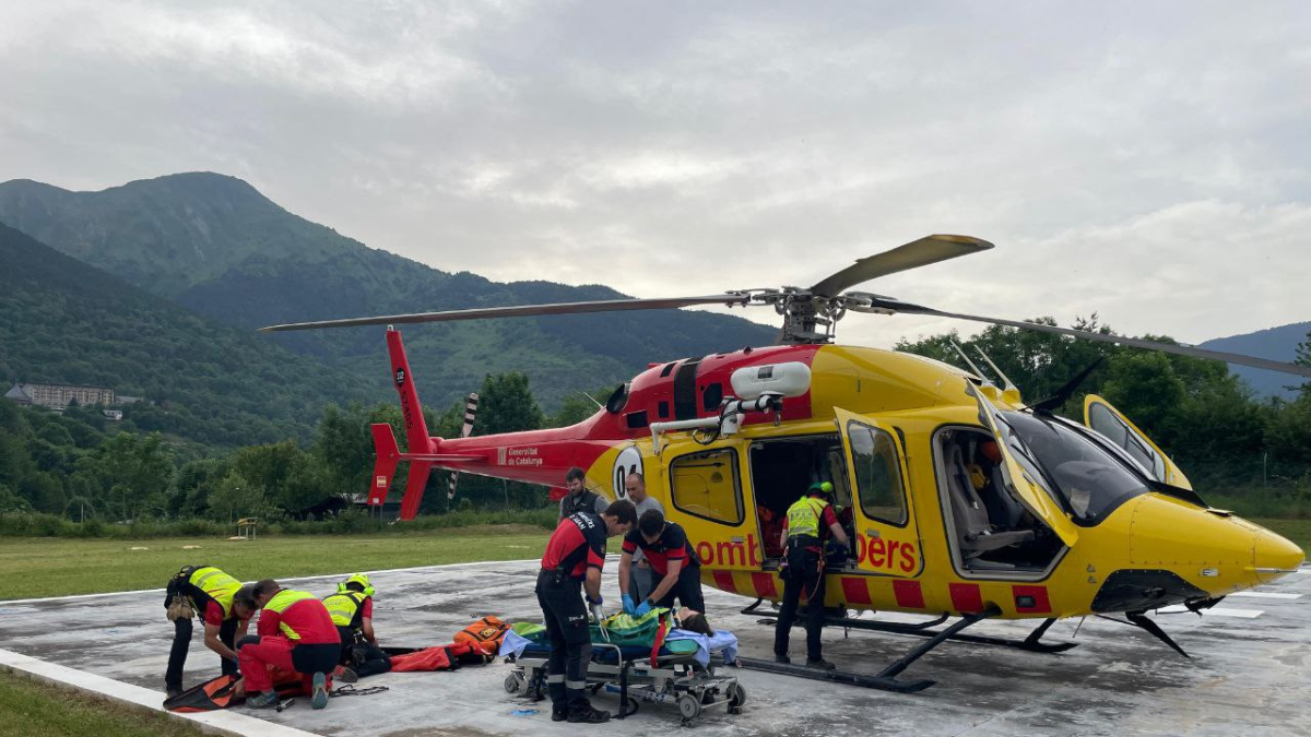 La geneta ferida va ser evacuada en helicòpter.