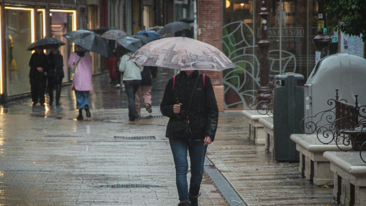 Imatge d’arxiu d’una persona amb paraigua.