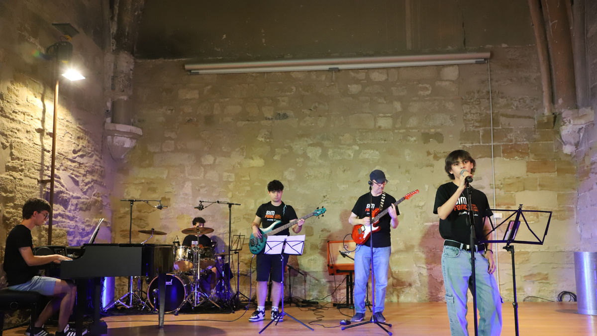 Simfònic, amb més de 200 alumnes de Lleida ■ El 14 Festival Simfònic, amb un centenar de concerts a Catalunya i les Balears, va comptar ahir amb 5 escoles de música a Ponent: L’Intèrpret (a la foto), l’Orfeó Lleidatà i l’Escola d’Aco ... - CYNTHIA SANS