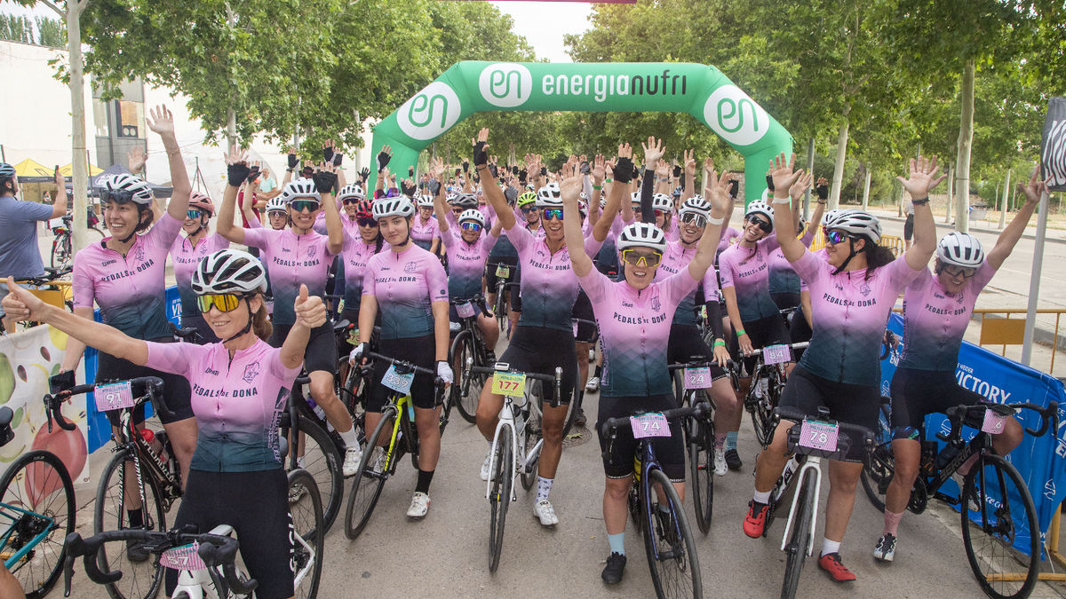 Les ciclistes participants de la quarta Pedals de Dona, a la sortida a Tàrrega. - LAIA PEDRÓS