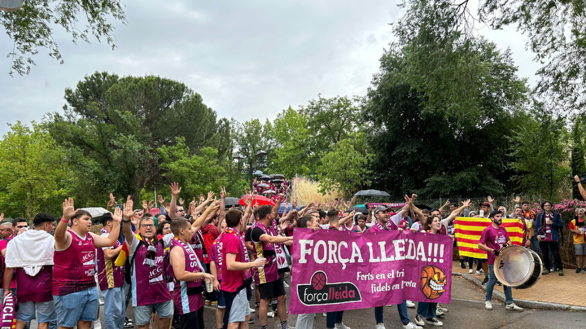 El miler d’aficionats desplaçats va animar des de la prèvia. - Víctor Paracuellos.