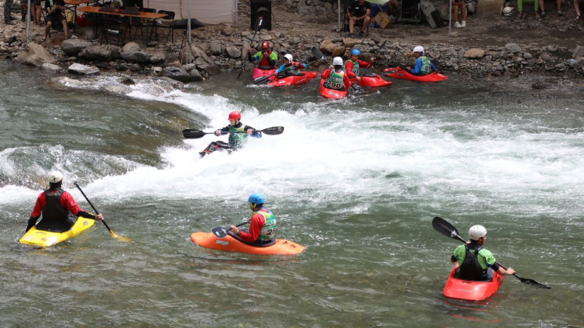 Caiaquistes ahir a la Noguera Pallaresa, on se celebrava una competició estatal. - EDGAR ALDANA