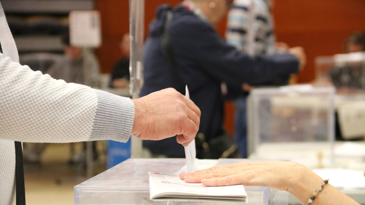 Un dels primers votants al Centre Cívic de Balàfia dipositant el seu vot a l'urna.