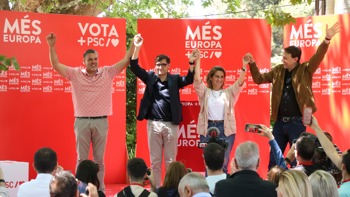 La vicepresidenta del govern espanyol, i candidata del PSOE a les eleccions europees, Teresa Ribera, amb el primer secretari del PSC, Salvador Illa, i el candidat del PSC a les europees Javi López.
