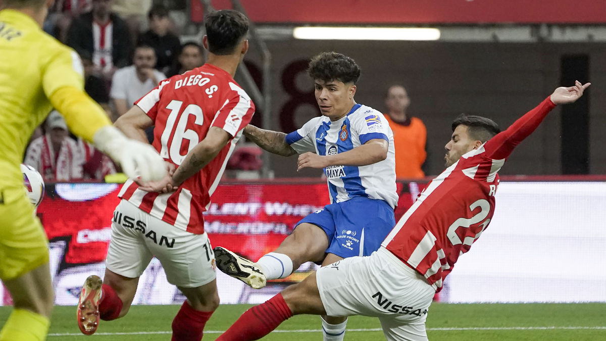 Nico Melamed intenta rematar entre dos jugadores del Sporting. - EFE/PACO PAREDES