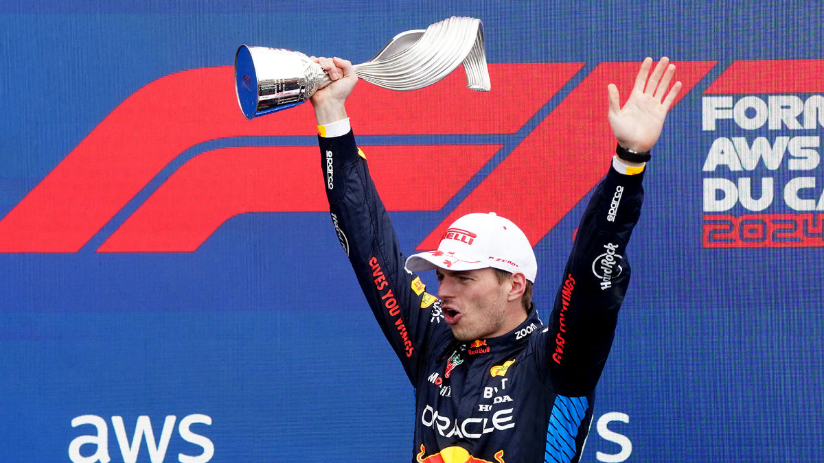 Verstappen levanta el trofeo tras ganar en Canadá. - EFE/EPA/SHAWN THEW