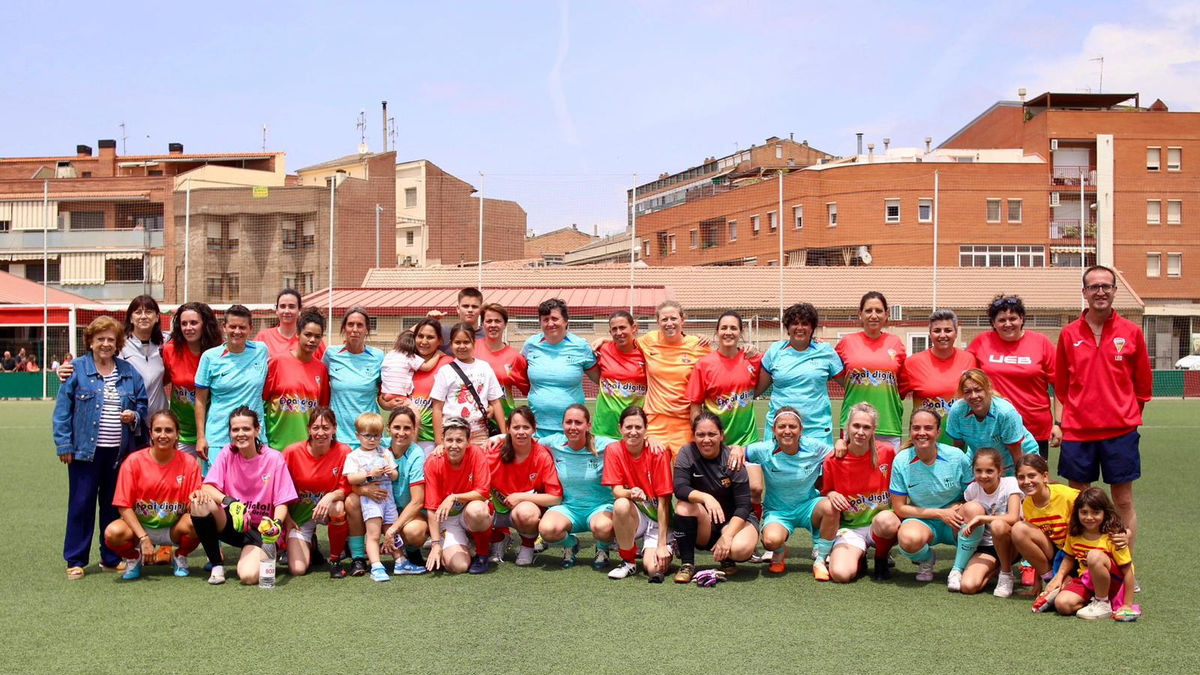 Las veteranas del Bordeta y el Barça posan juntas. - SELE