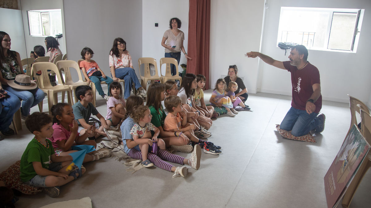 Cuentacuentos ‘L’home que fabricava caixes niu’ en la primera planta del Casal Social. - LAIA PEDRÓS