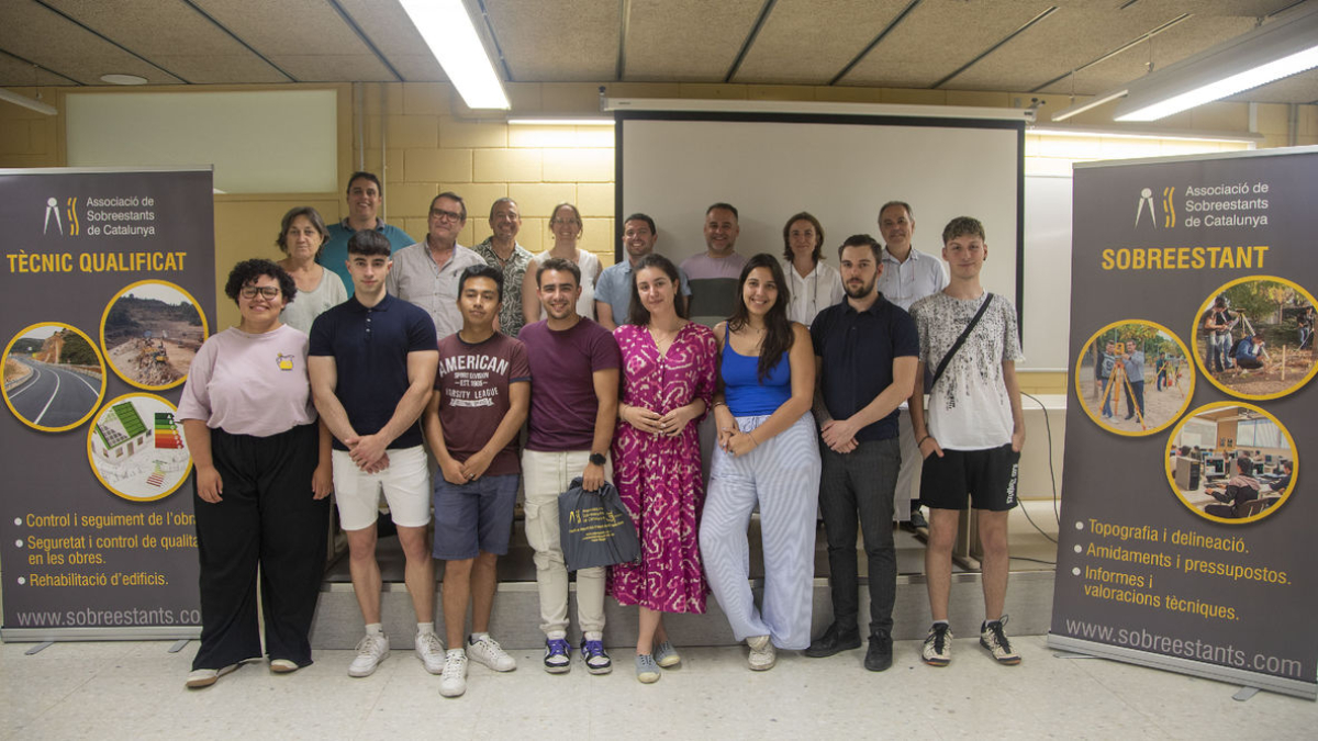 Foto de família amb els guardonats. - LAIA PEDRÓS