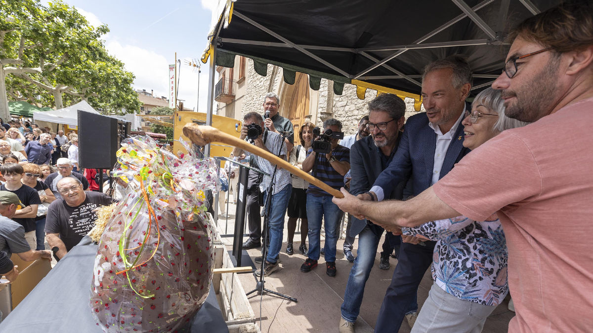 Quim Masferrer y Mercè Canela rompiendo el huevo de chocolate de diez kilos. - X. SANTESMASSES