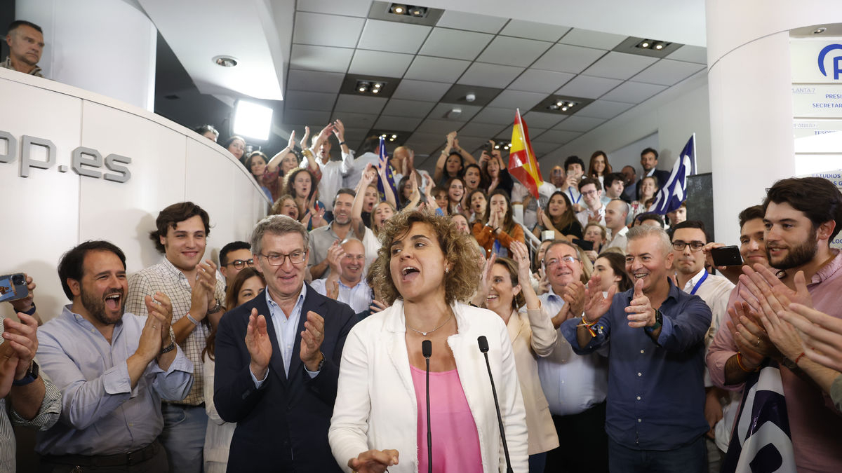 Dolors Montserrat, junto al líder del PP, Alberto Núñez Feijóo, celebran los resultados obtenidos. - EFE/JUANJO MARTÍN