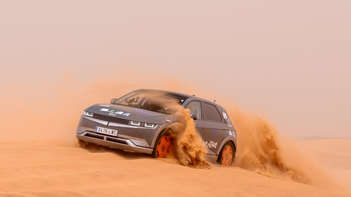 Hyundai Ioniq 5 4WD ha tornat al desert, on ha superat amb èxit dures proves de conducció per zones de pedres, rius de sorra i dunes.
