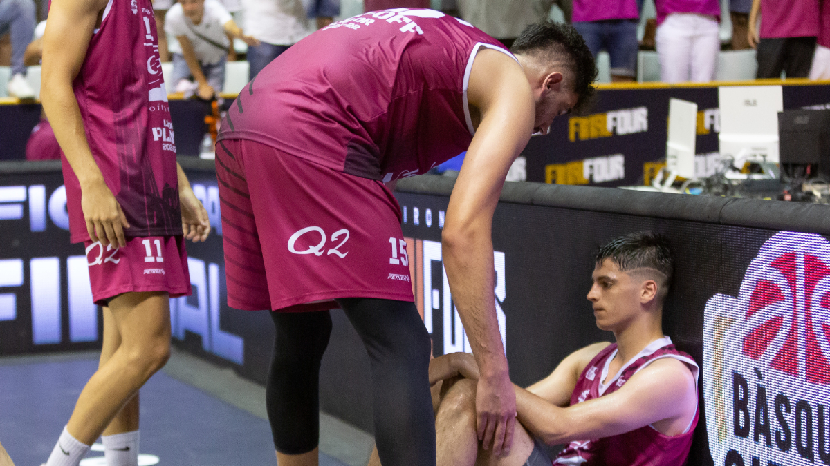 Juani Marcos, enfonsat per la derrota amb el Girona el 2022.