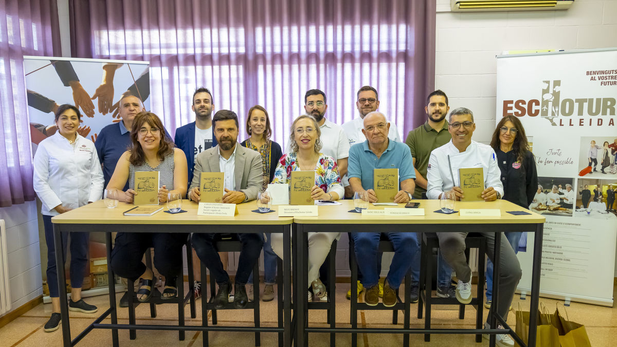 Els impulsors de la iniciativa solidària ‘Diumenge cuino jo’, ahir a l’Escola d’Hoteleria de Lleida. - JORDI ECHEVARRIA