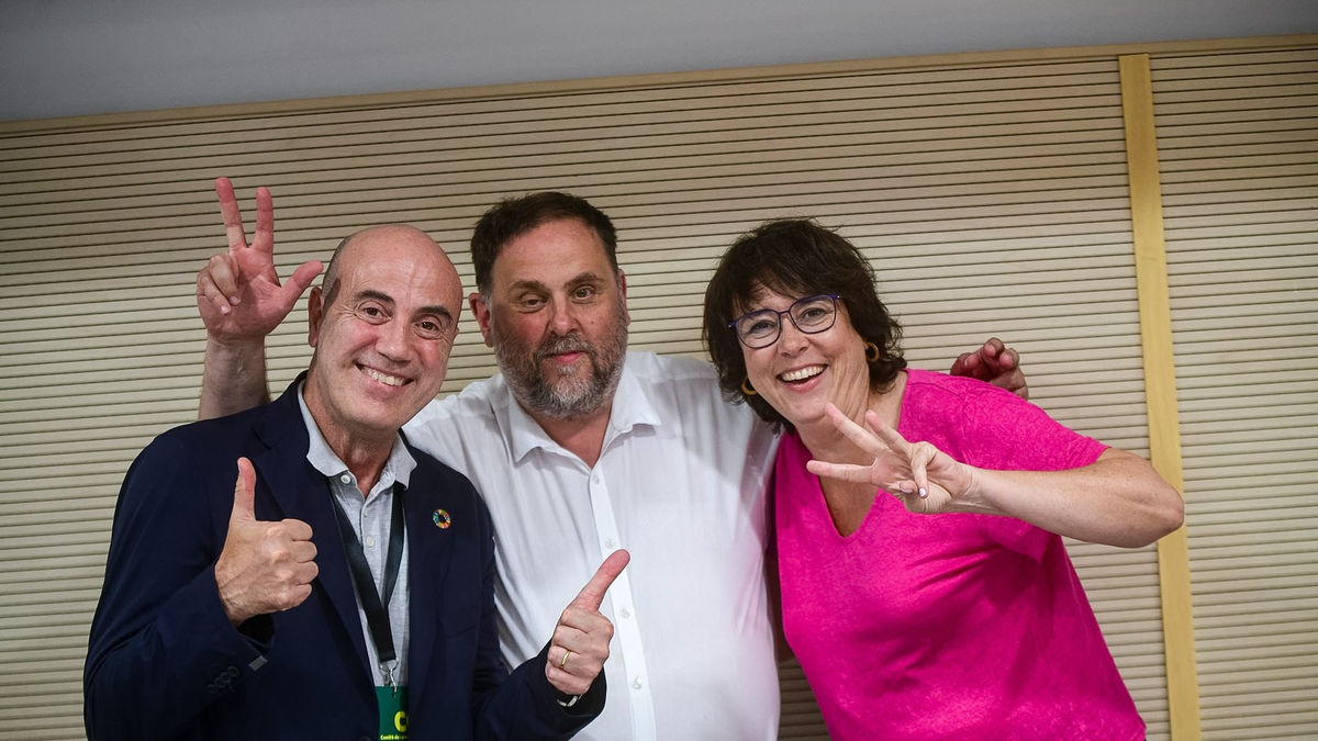 Oriol Junqueras, junto a los números uno y dos de ERC en las listas de las europeas, la noche electoral. - @ORIOL JUNQUERAS
