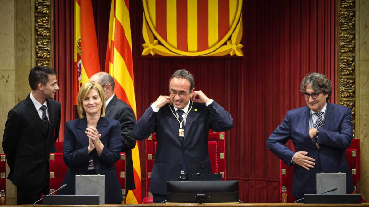 Rull després del nomenament com a president del Parlament flanquejat per Raquel Sans i David Pérez. - EFE