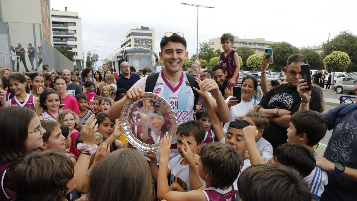 Nacho Varela, amb el trofeu de campió, felicitat pels nens. - AMADO FORROLLA