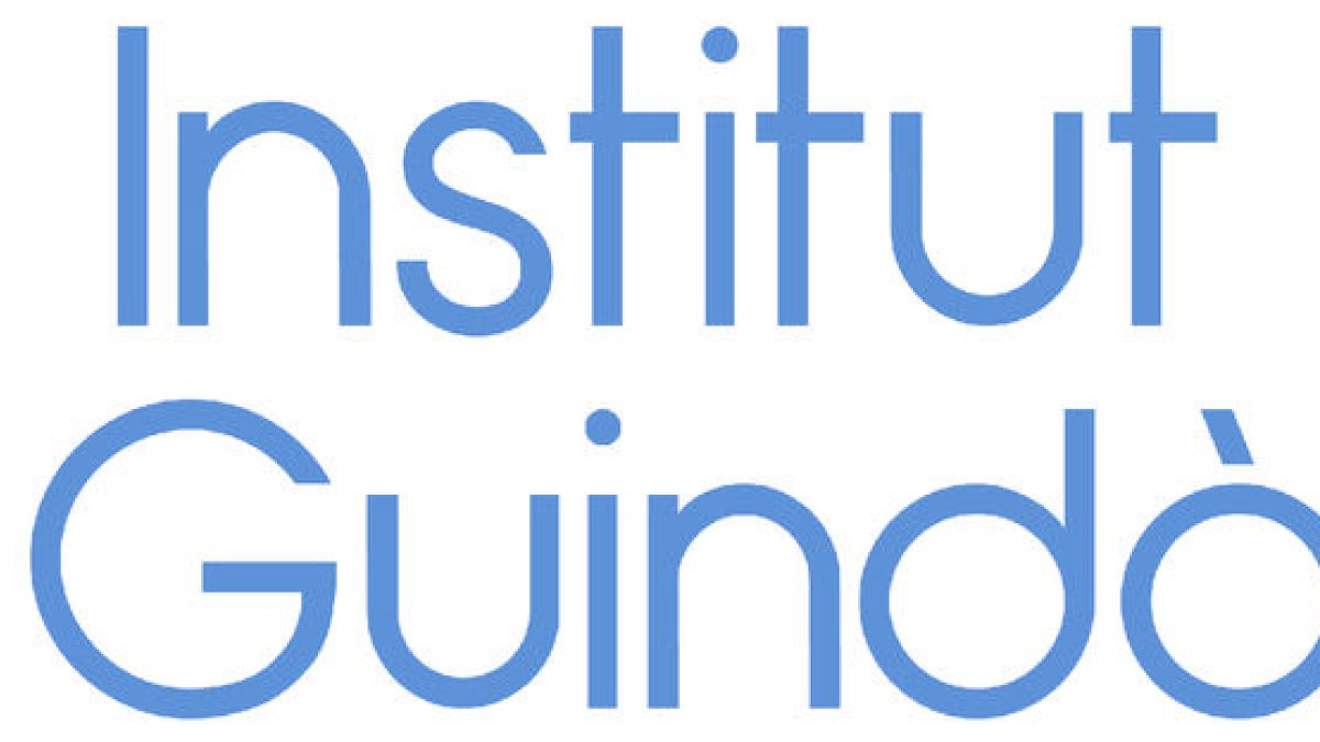 Alumnes del Guindàvols amb mòbils i llibres. - INSTITUT GUINDÀVOLS