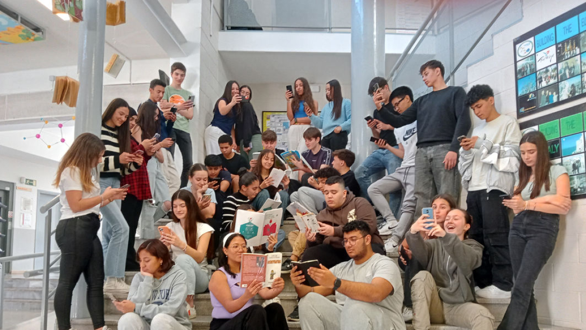 Alumnes del Guindàvols amb mòbils i llibres. - INSTITUT GUINDÀVOLS