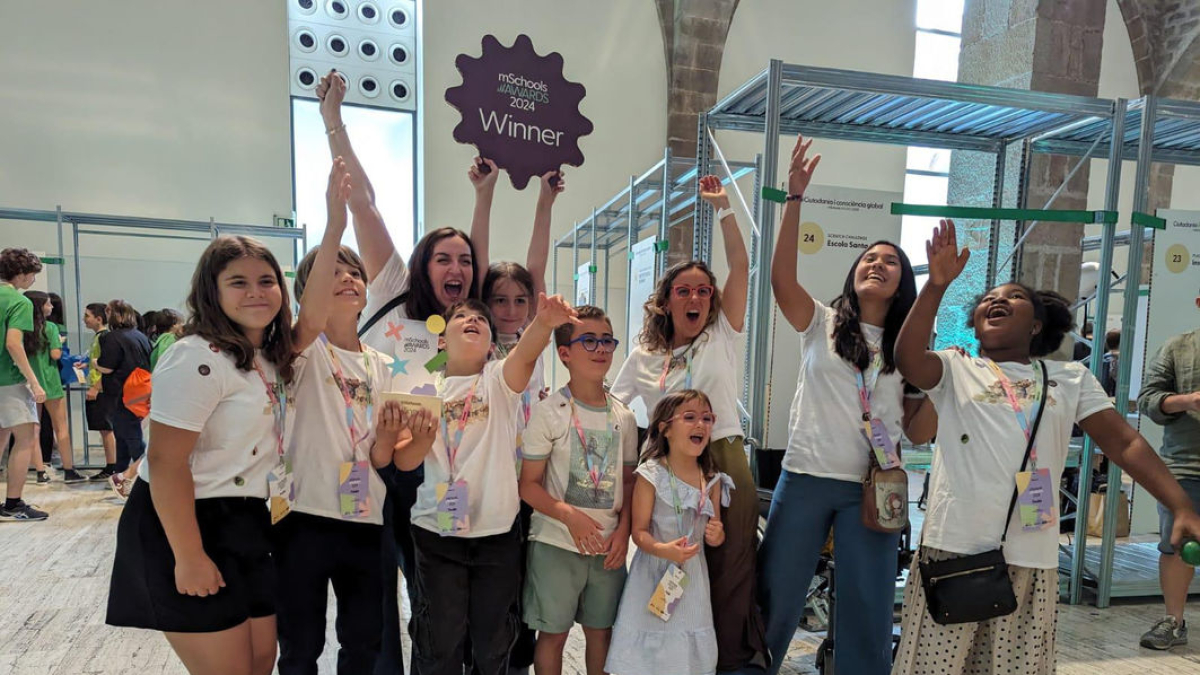 Els alumnes de l’equip del Col·legi Santa Anna el projecte del qual va ser guardonat dissabte. - COL·LEGI SANTA ANNA