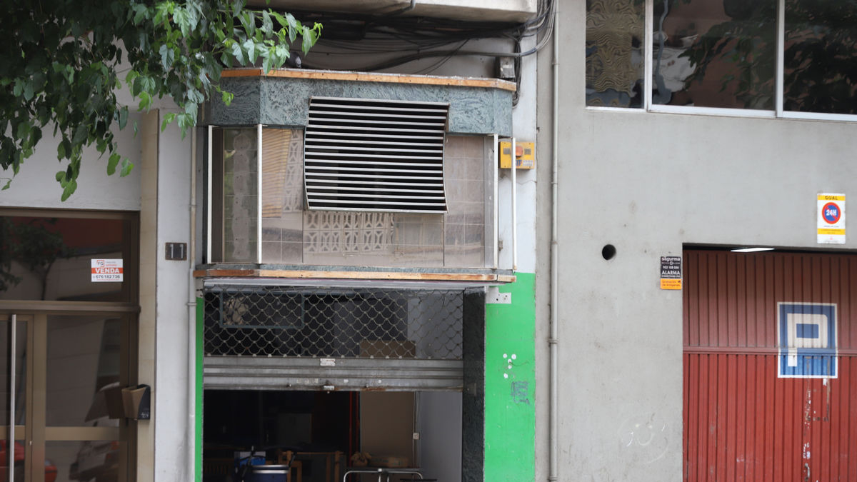 Imagen ayer del exterior del local donde hallaron las 38 camas. - MAGDALENA ALTISENT