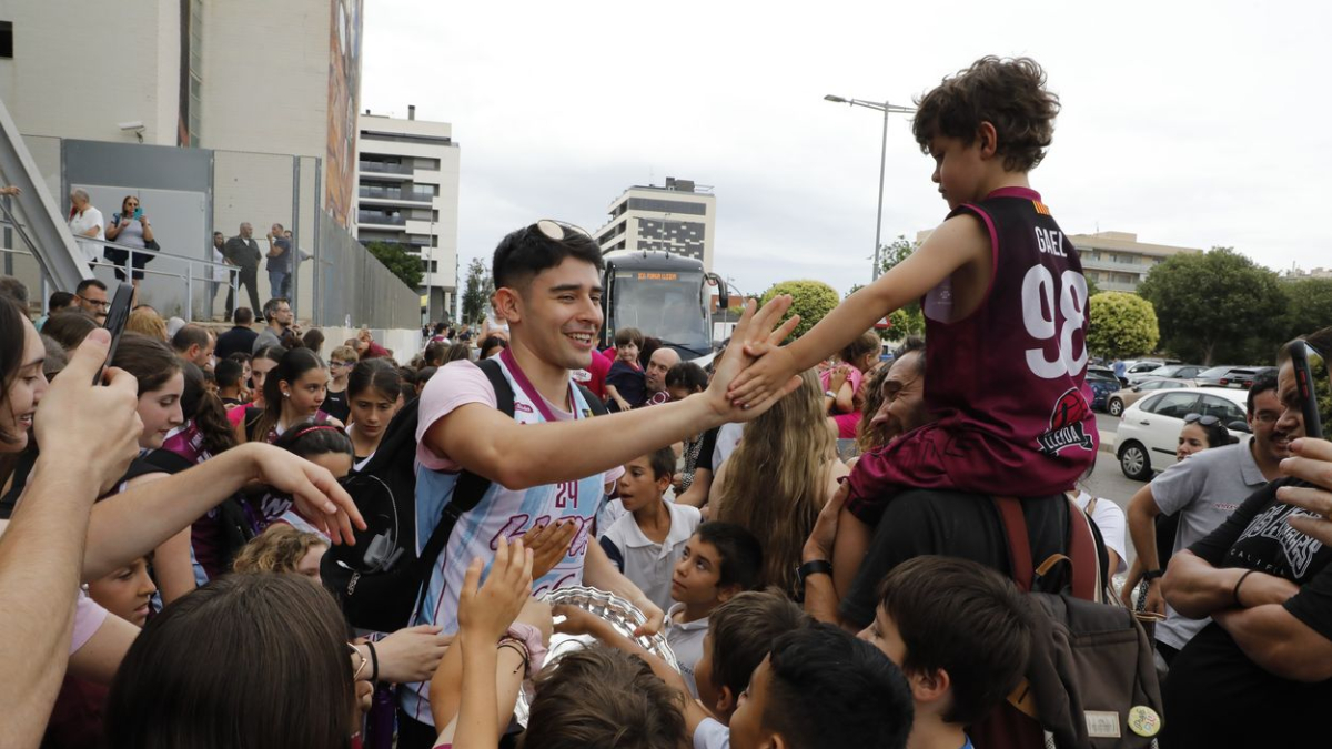 La rebuda del Força Lleida al Barris Nord a la seua arribada de Madrid
