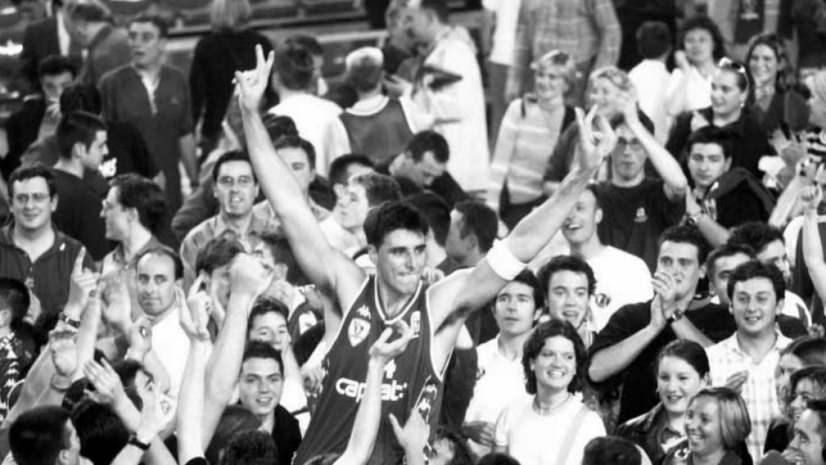 Mario García es llevado a hombros por los aficionados del Caprabo, ayer al finalizar el partido que dejó el equipo al ACB.