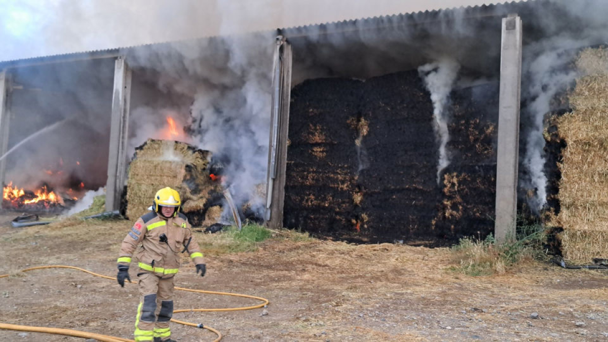 Imatge dels treballs d’extinció. - BOMBERS DE COLL DE NARGÓ