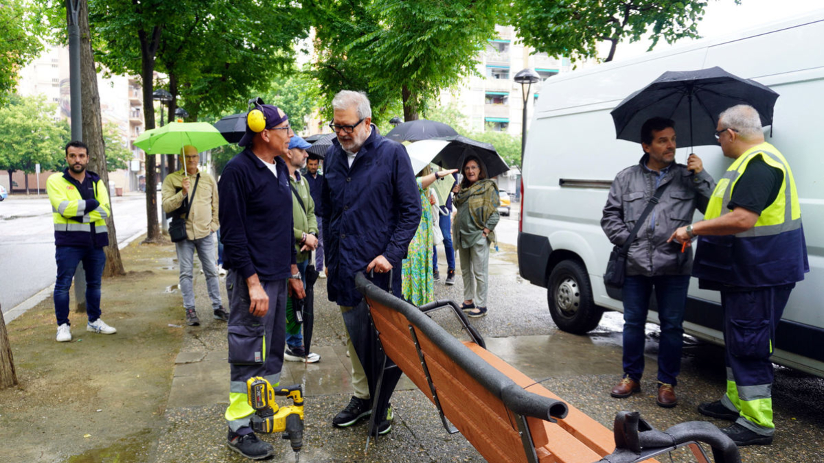 Campaña de limpieza en Cappont  ■  La Paeria inició ayer la campaña de limpieza intensiva “Barri a barri” en Cappont, en la que operarios limpiarán y adecuarán sus calles y parques y renovarán su mobiliario urbano. A finales de la próxim ... - AJUNTAMENT DE LLEIDA