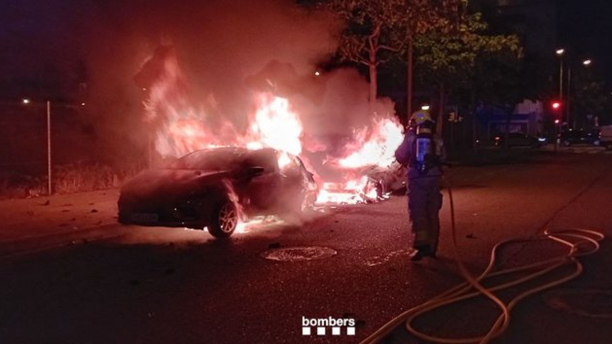 Una dotació dels Bombers va treballar en l'incendi de dos cotxes a l'avinguda de Fontanet de Lleida.
