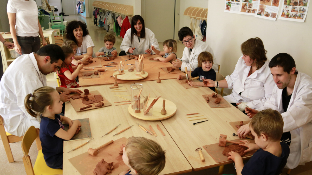 Usuarios de Acudam juegan con niños de I2 durante un taller de barro en el jardín de infancia La Quitxalla de Mollerussa.