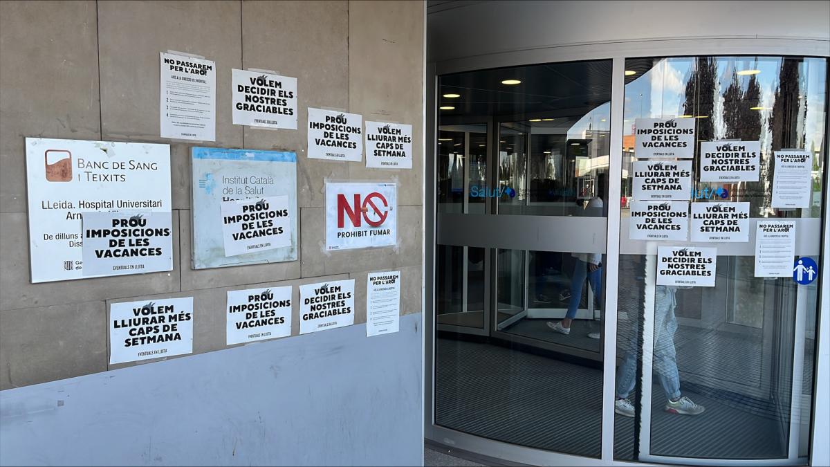 Personal eventual d’Infermeria de l’Arnau ha penjat cartells de protesta a la porta de l’hospital.