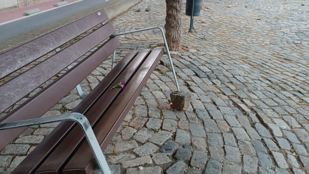 Un banc de la plaça dels Drets Humans arrancat i amb deixalles.