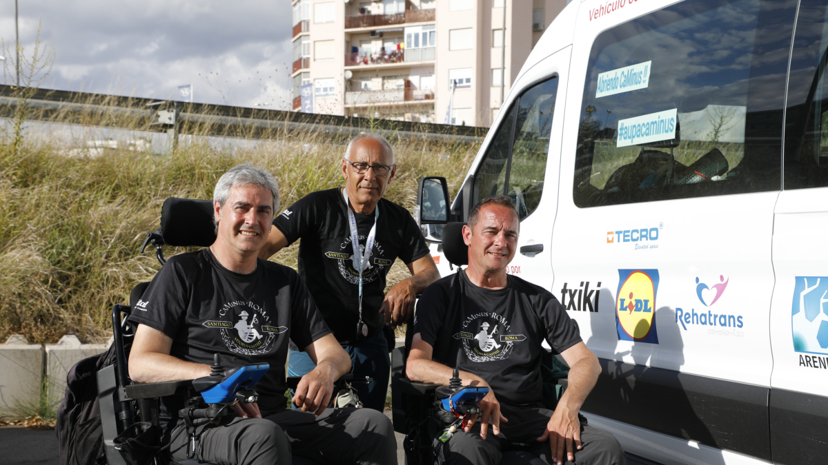 Rubén Zulueta, Antonio González y José Ignacio Fernández, ayer durante su parada en Lleida.