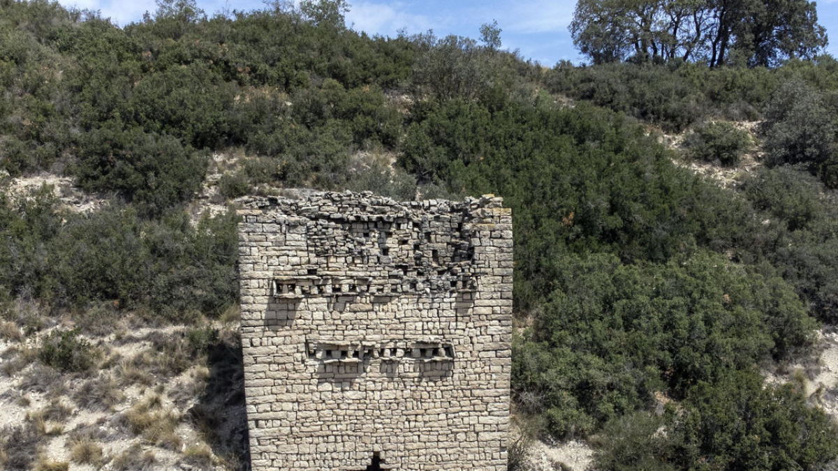 El palomar está situado en la falda de un monte junto a la población. - X.S.