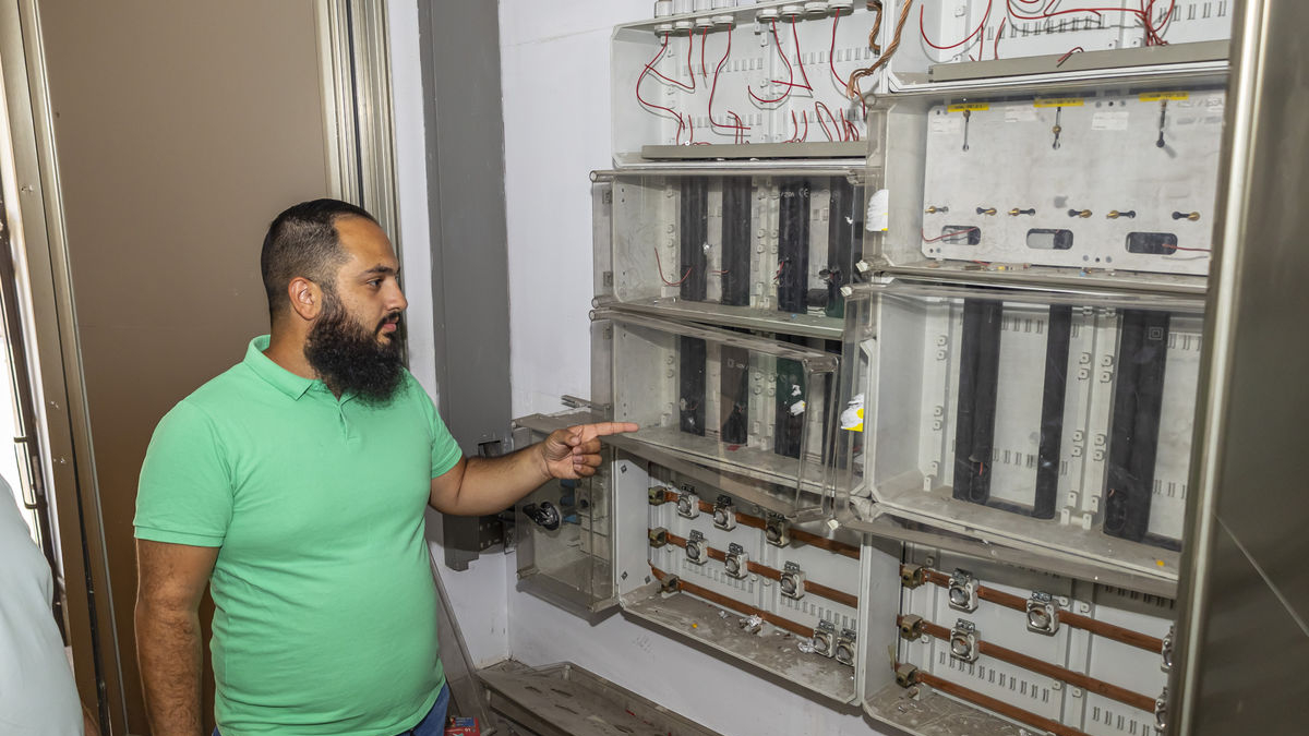 Un quadre de comptadors desmantellat al bloc de pisos. - JORDI ECHEVARRIA