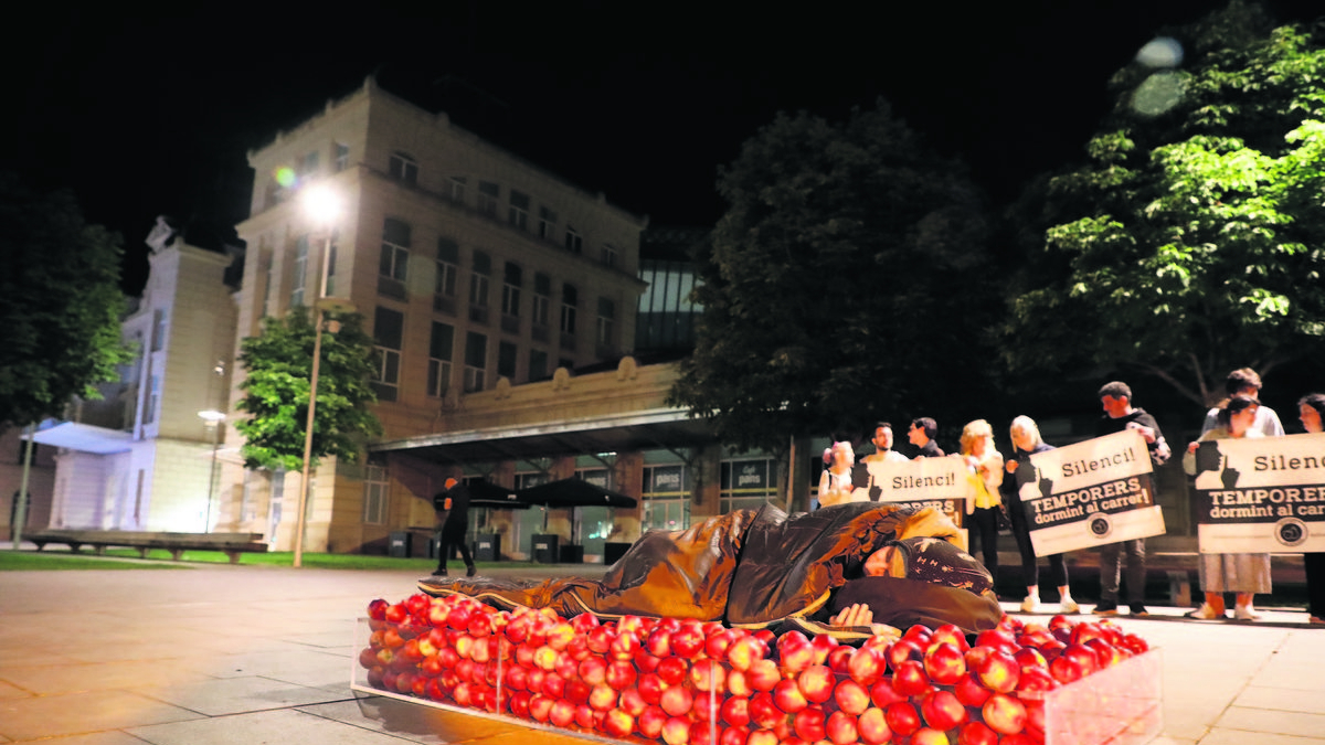 L’artista guatemalenca Regina José Galindo dormint ahir a la nit a la plaça Ramon Berenguer IV. - AMADO FORROLLA