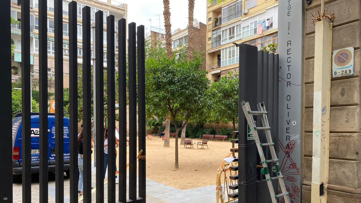 Técnicos trabajan en la puerta descolgada en los Jardins Rector Oliveres de Barcelona, que provocó un incidente con dos niñas heridas, una leve y otra grave