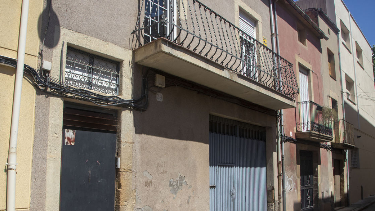 L’habitatge okupat de Tàrrega on es van trobar els gossos. - L. P.