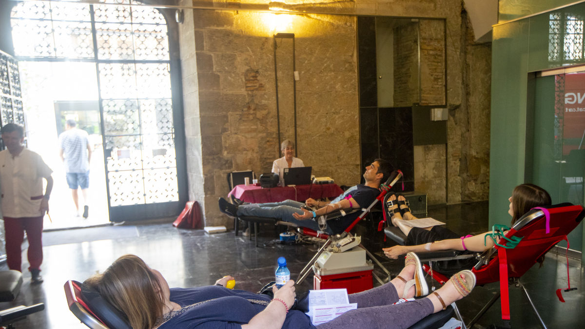 Altruisme a l’Institut d’Estudis Ilerdencs ■ La sala Montsuar de l’IEI va acollir ahir una jornada de donació de sang. A més de l’hospital Arnau, obert de dilluns a divendres de 8.30 a 20 hores i els dissabtes de 10 a 14 hores, dimarts hi ... - GERARD HOYAS