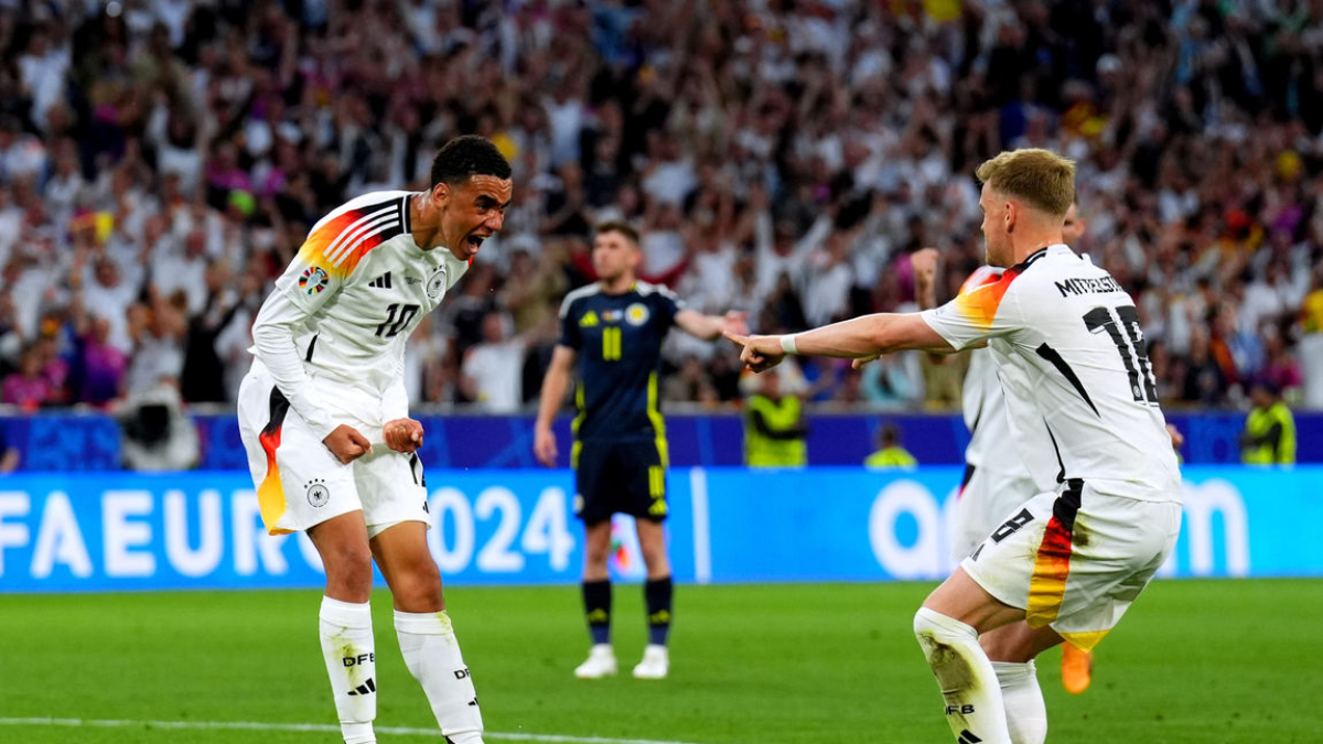 Musiala, que va ser elegit l’MVP del partit, celebra el gol que va marcar ahir per a Alemanya amb el seu company Mittelstaedt. - EFE