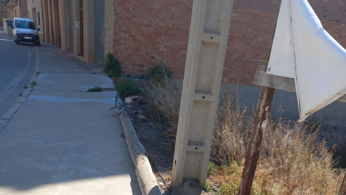 El poste quedó derribado y, con él, los cables.