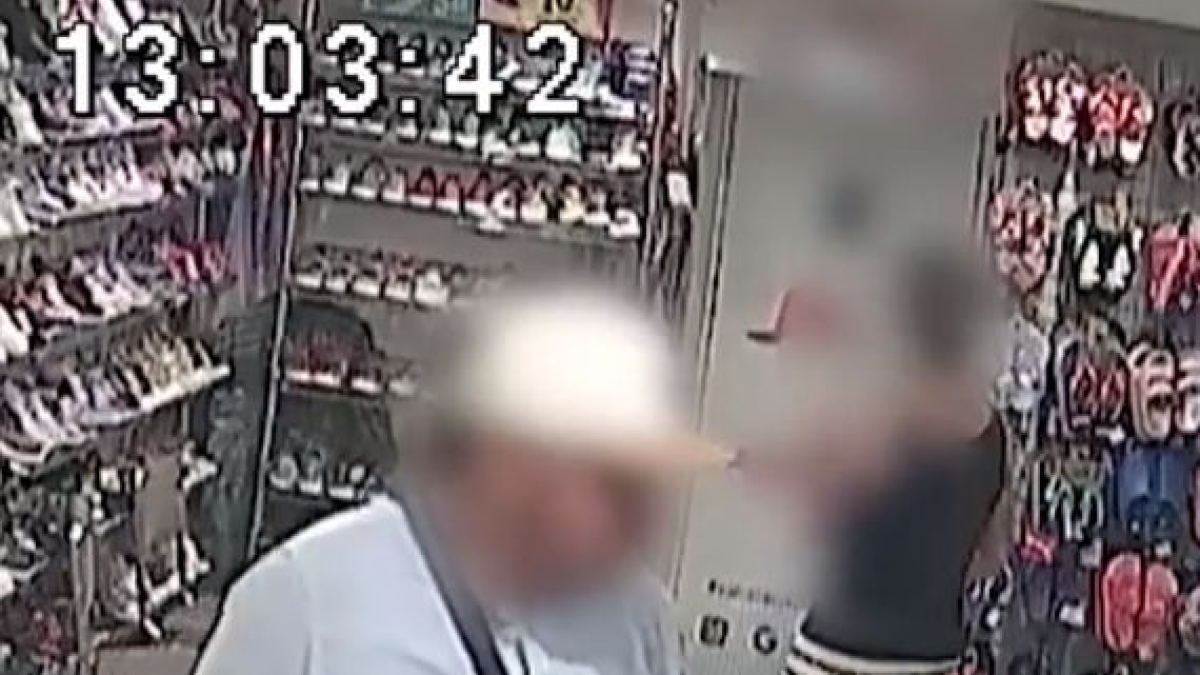 Les càmeres d’una botiga van captar el lladre robant un mòbil de la bossa d’un cotxet de nadó. - MOSSOS D’ESQUADRA