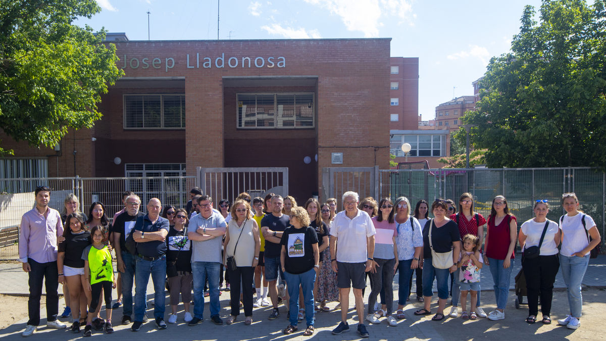 Les famílies afectades es van concentrar ahir a les portes de l’institut Josep Lladonosa. - GERARD HOYAS