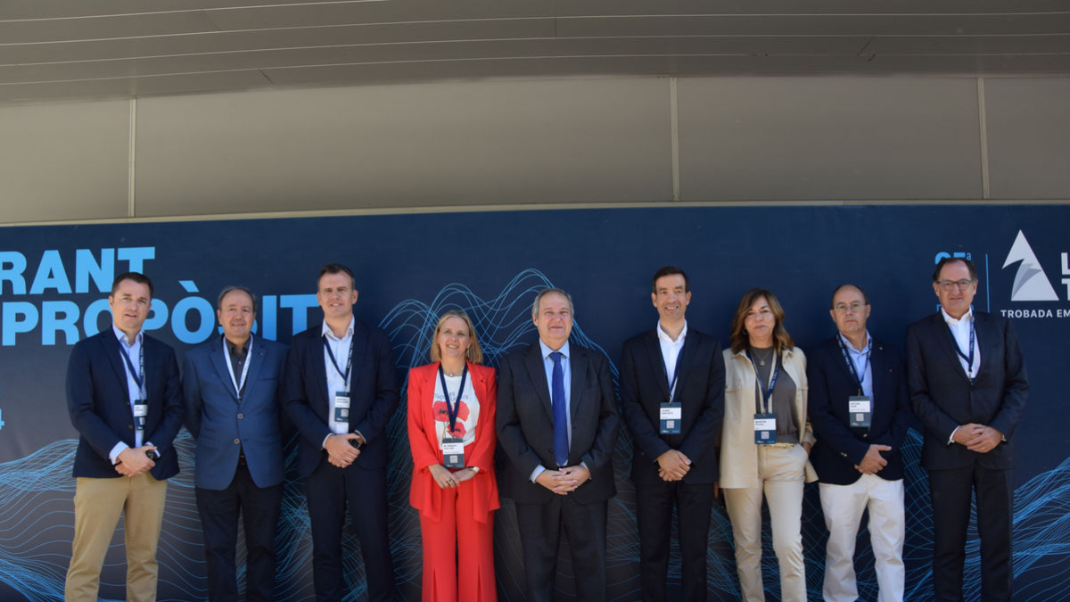 El ministre d’Indústria i Turisme, Jordi Hereu, amb els organitzadors de la Trobada al Pirineu. - C. SANS