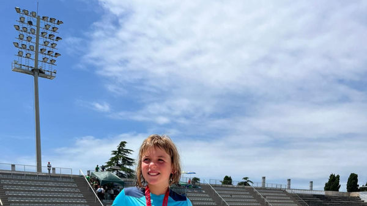 La nadadora del CN Lleida, Ariadna Pujol, con su medalla.