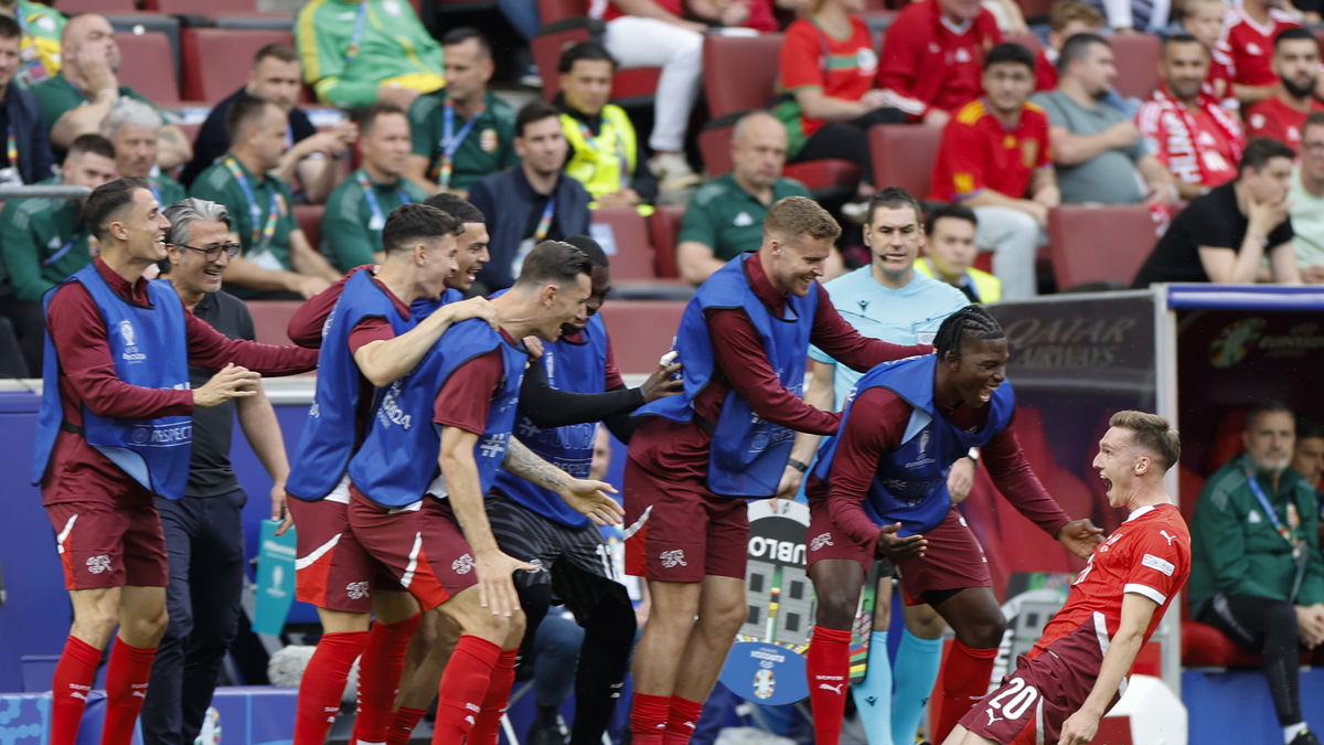 Aebischer celebra con sus compañeros del banquillo el segundo gol de Suiza. - EFE