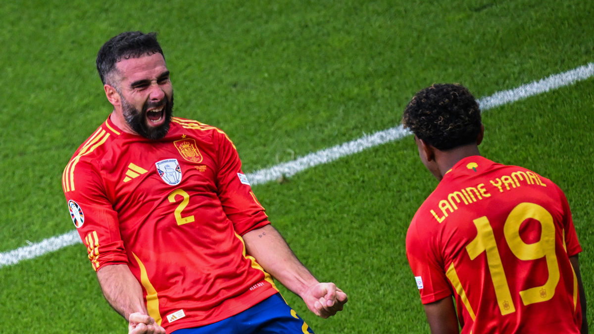 Dani Carvajal celebra su gol que suponía el 3-0 con Lamine Yamal, quien le dio la asistencia para que marcase. - EFE