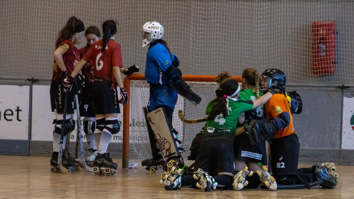 Laura Pastor celebra uno de los dos goles que marcó ayer. - ANIOL MORAL